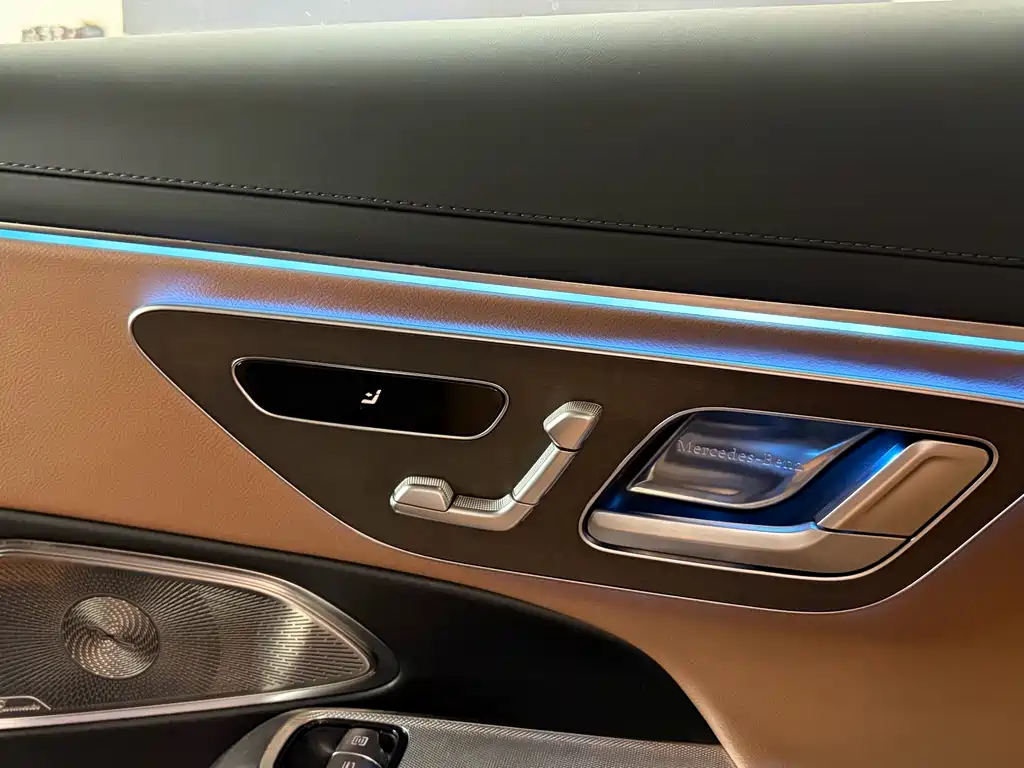 Mercedes-Benz E-Class — миниатюра 12