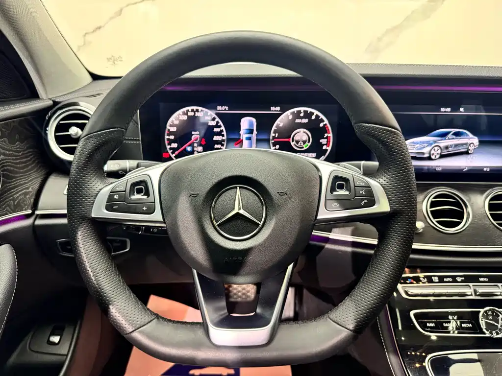 Mercedes-Benz E-Class — миниатюра 10