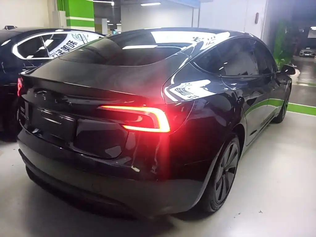 Tesla Model 3 — миниатюра 7