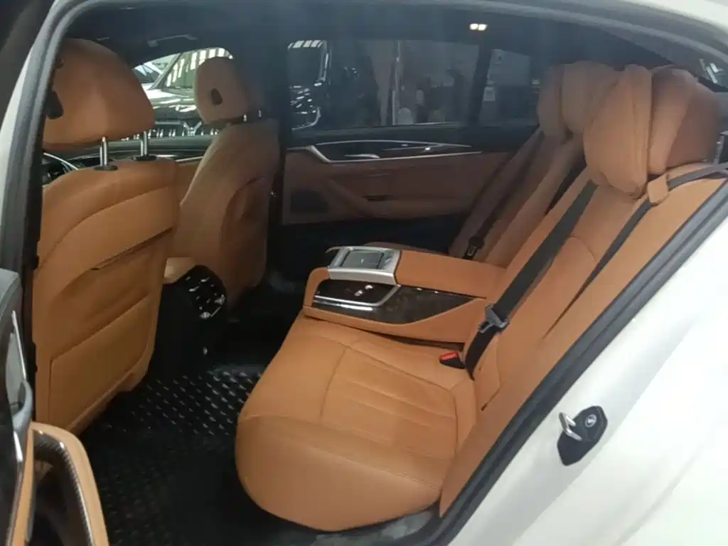 BMW 5 Series — миниатюра 17