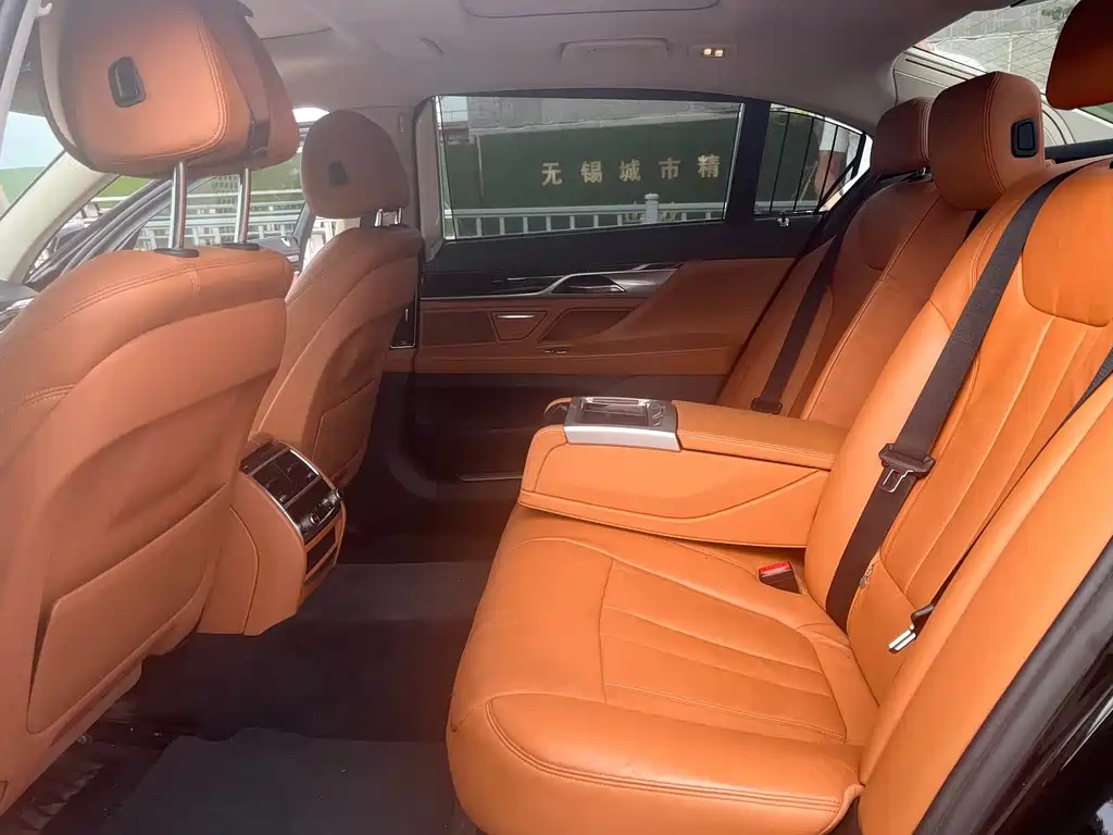 BMW 7 Series — миниатюра 5