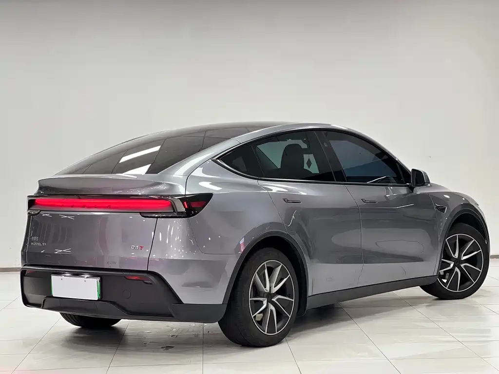 Tesla Model Y — миниатюра 5