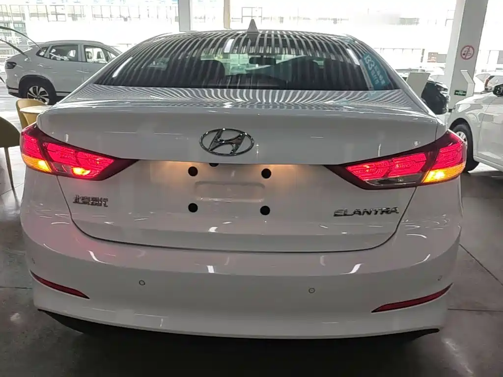 Hyundai Elantra — миниатюра 4