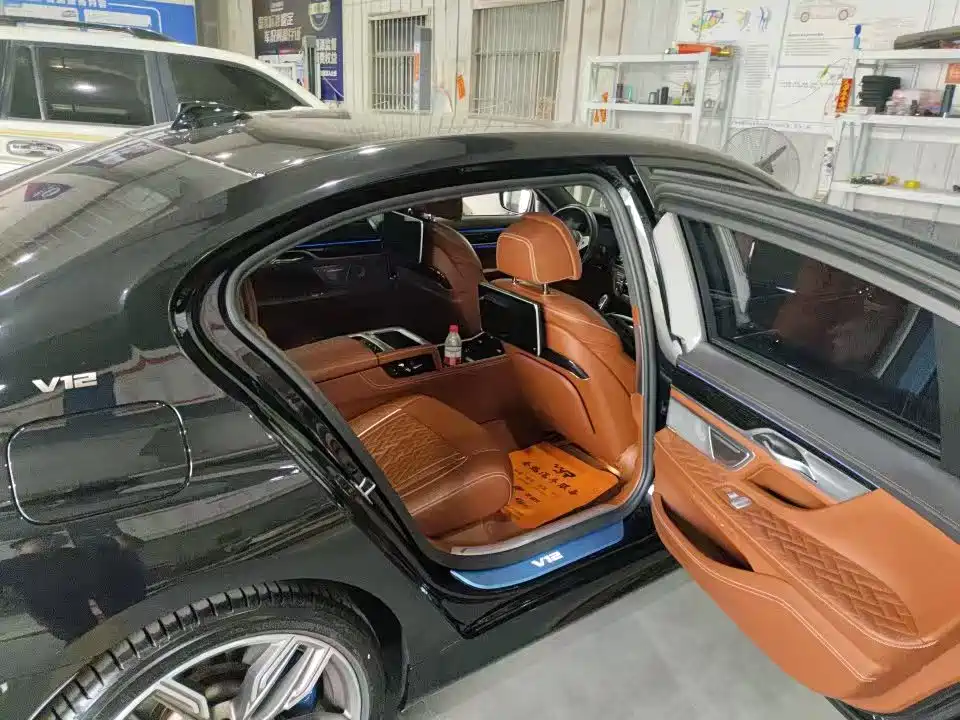 BMW 7 Series — миниатюра 9