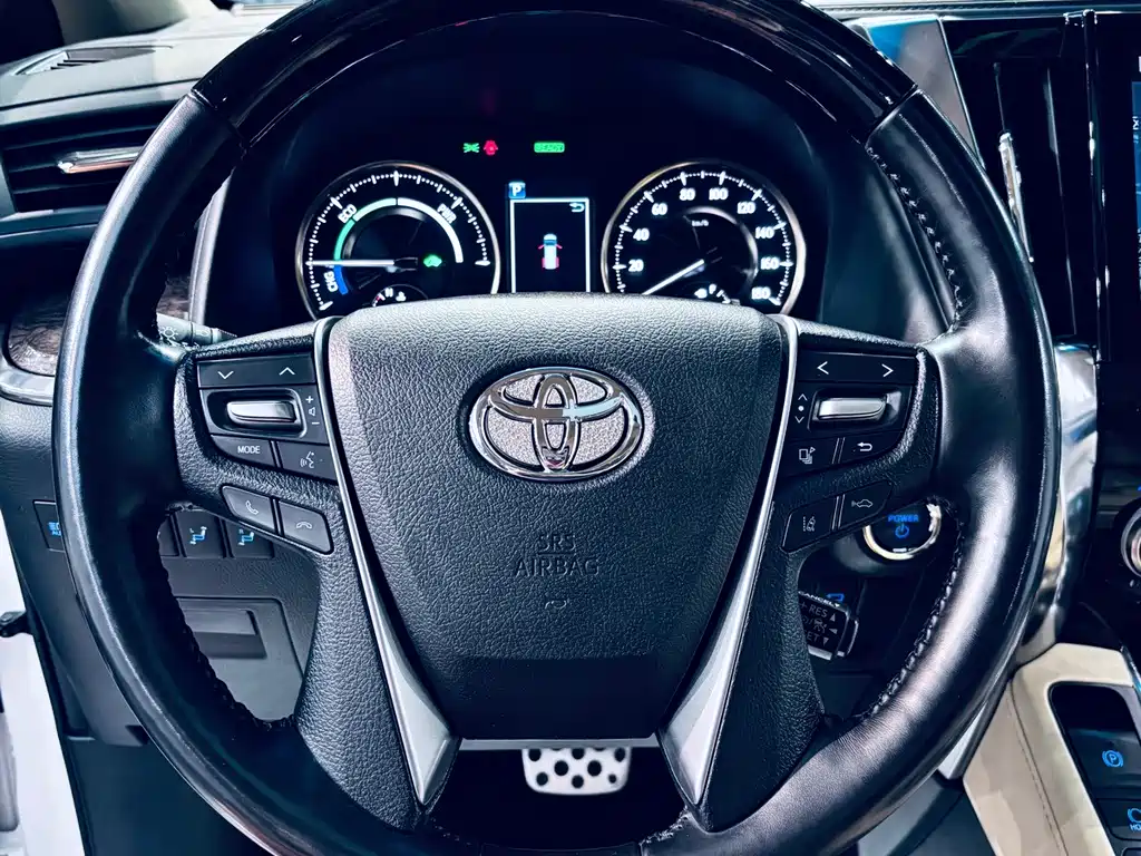 Toyota Alphard — миниатюра 5
