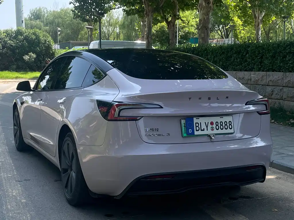 Tesla Model 3 — миниатюра 10