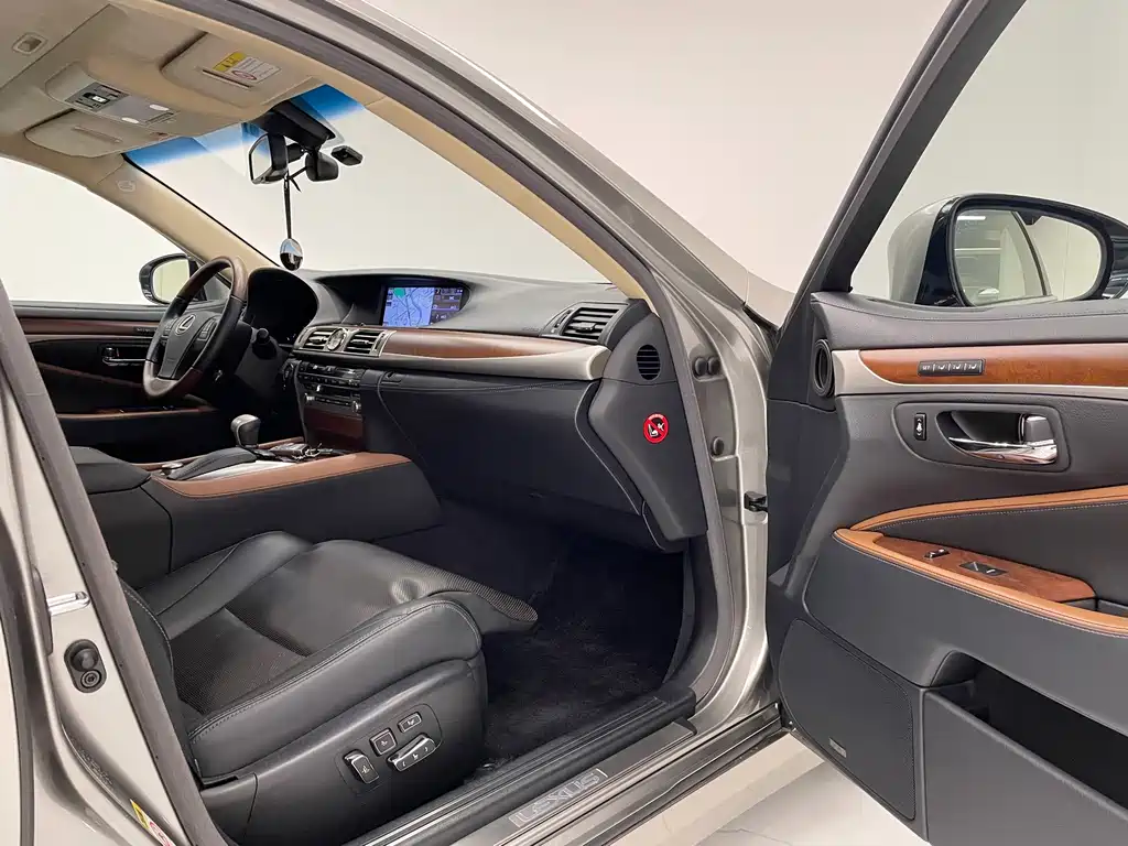 Lexus LS — миниатюра 15