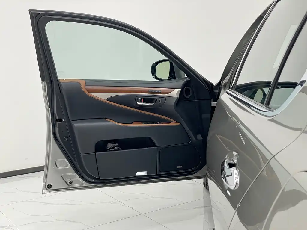 Lexus LS — миниатюра 27