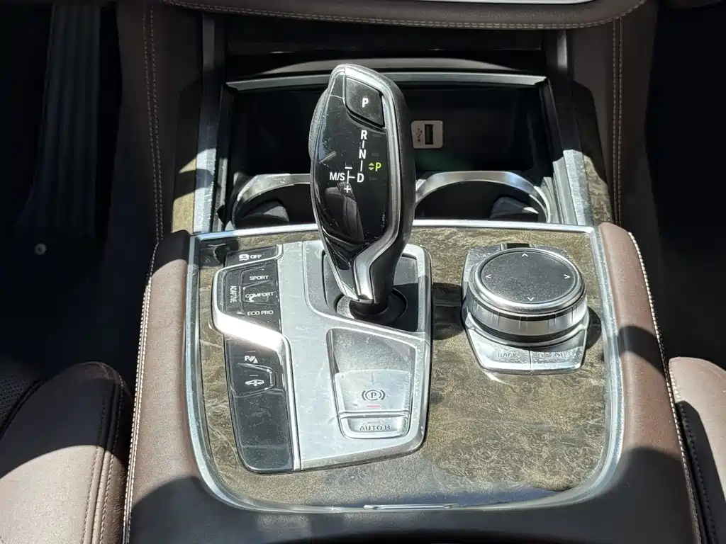 BMW 7 Series — миниатюра 16