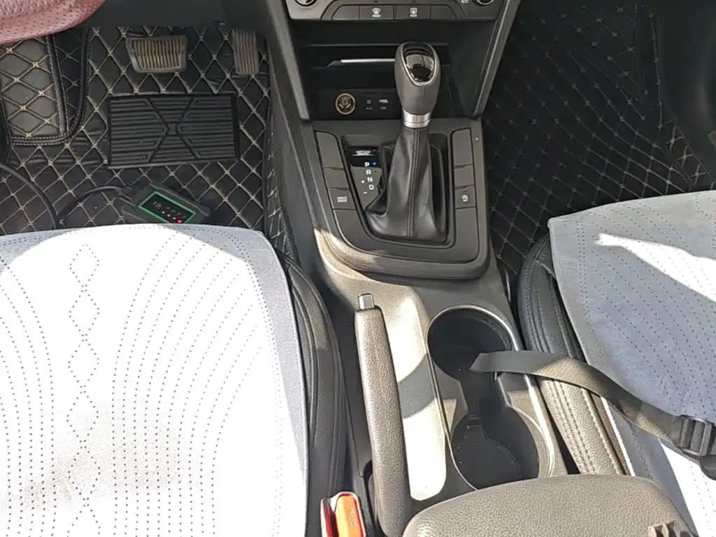 Hyundai Elantra — миниатюра 14
