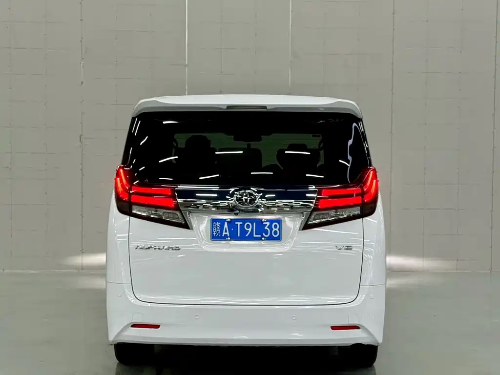 Toyota Alphard — миниатюра 8