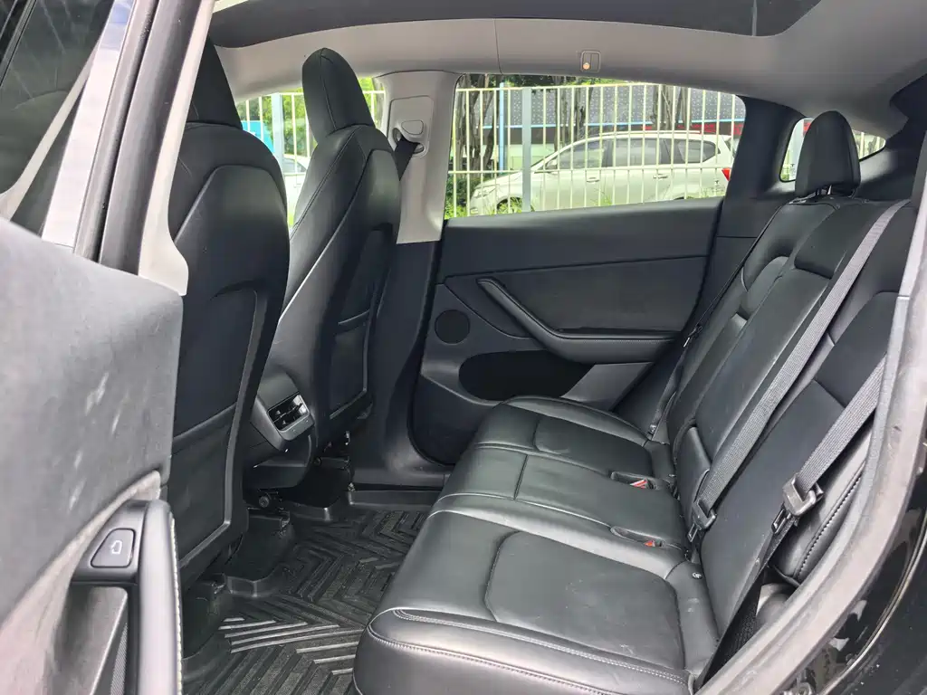 Tesla Model Y — миниатюра 12