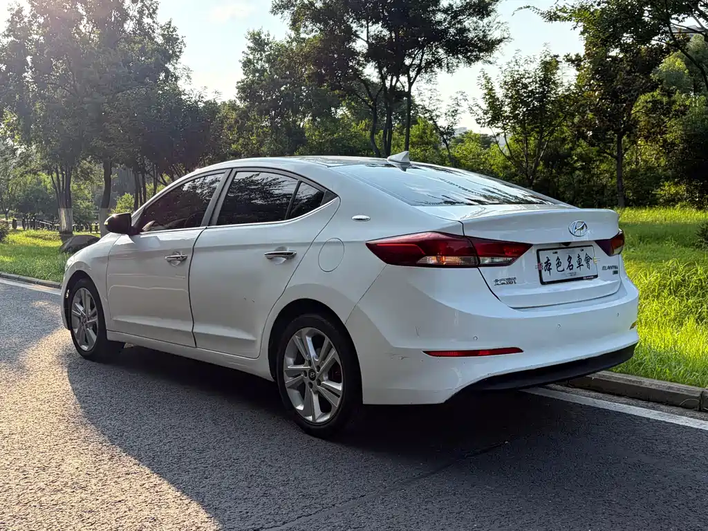 Hyundai Elantra — миниатюра 8
