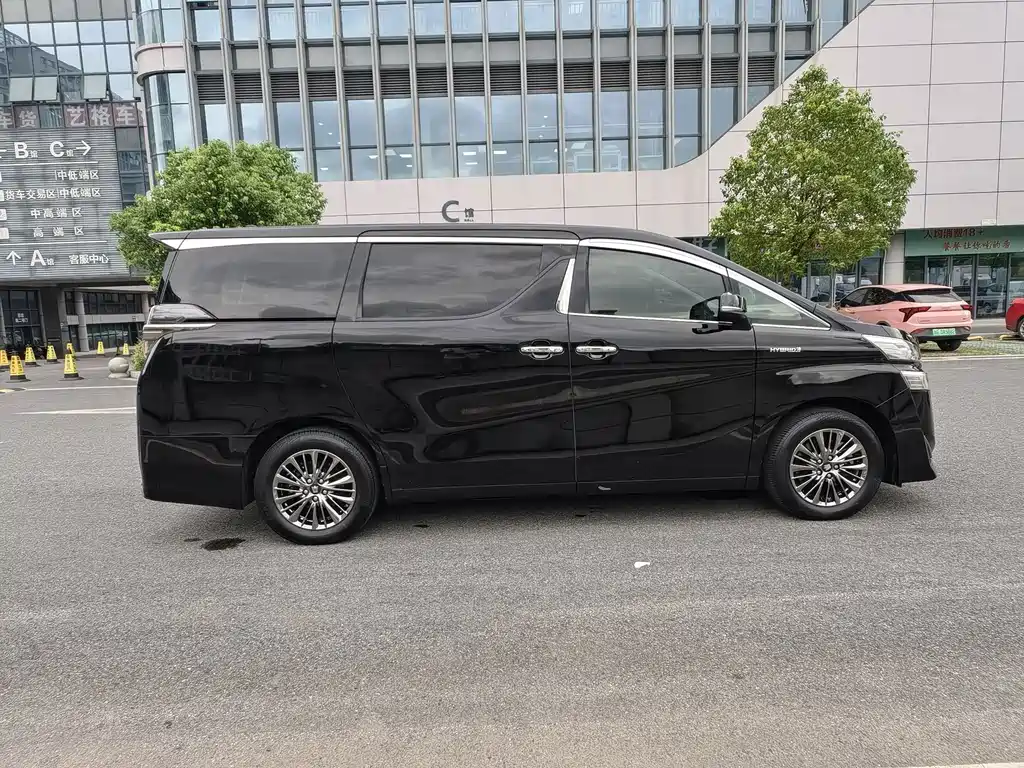 Toyota Alphard — миниатюра 7