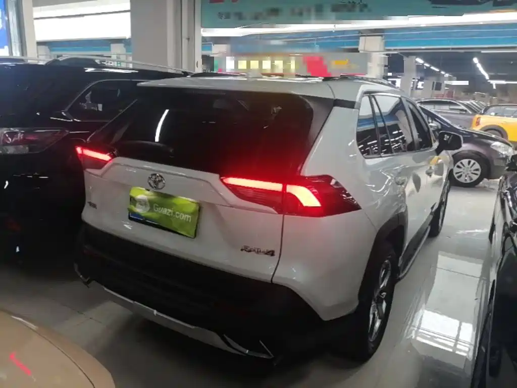 Toyota RAV4 — миниатюра 7