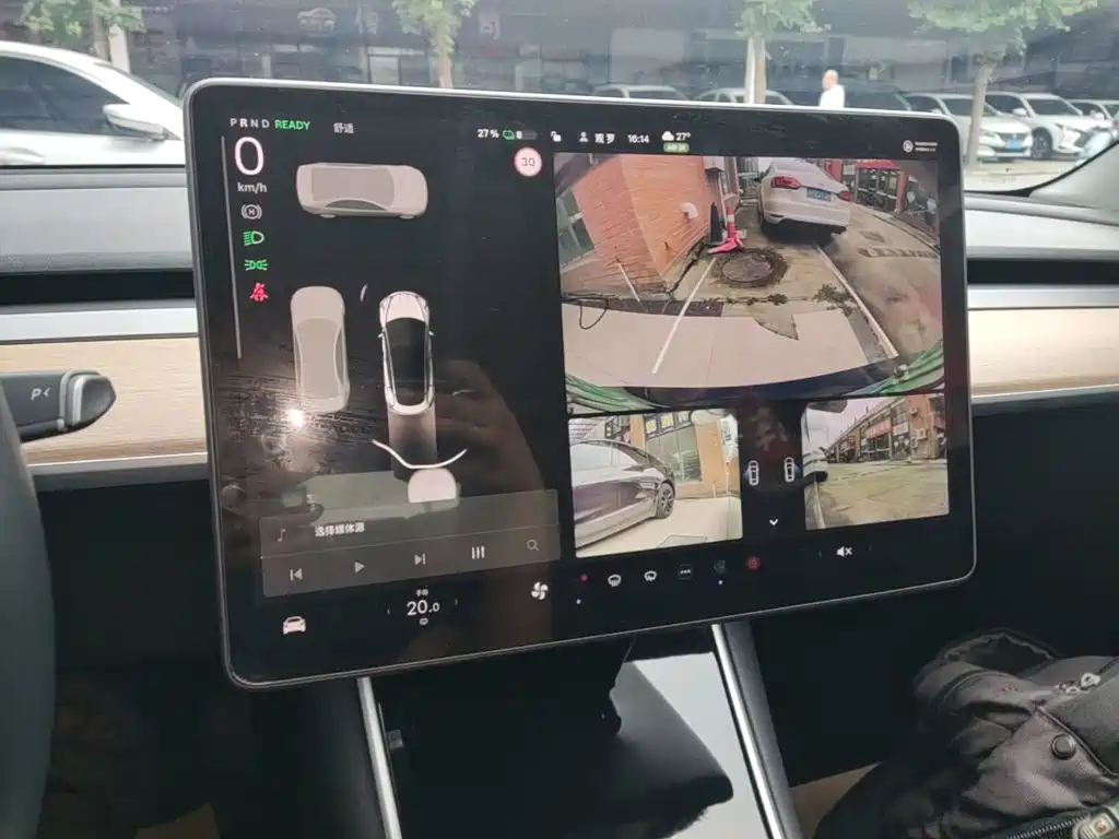 Tesla Model 3 — миниатюра 5