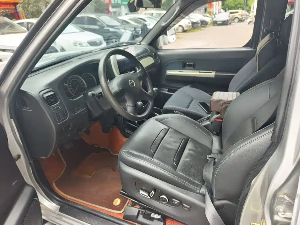 Nissan Paladin — миниатюра 17