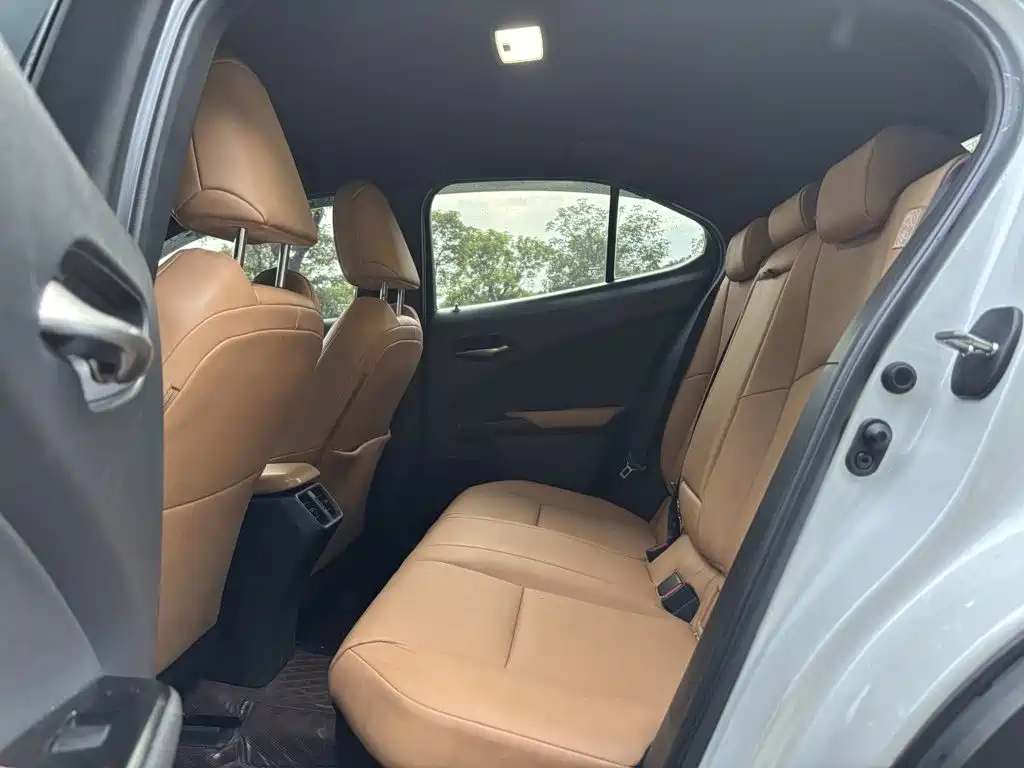 Lexus UX — миниатюра 17