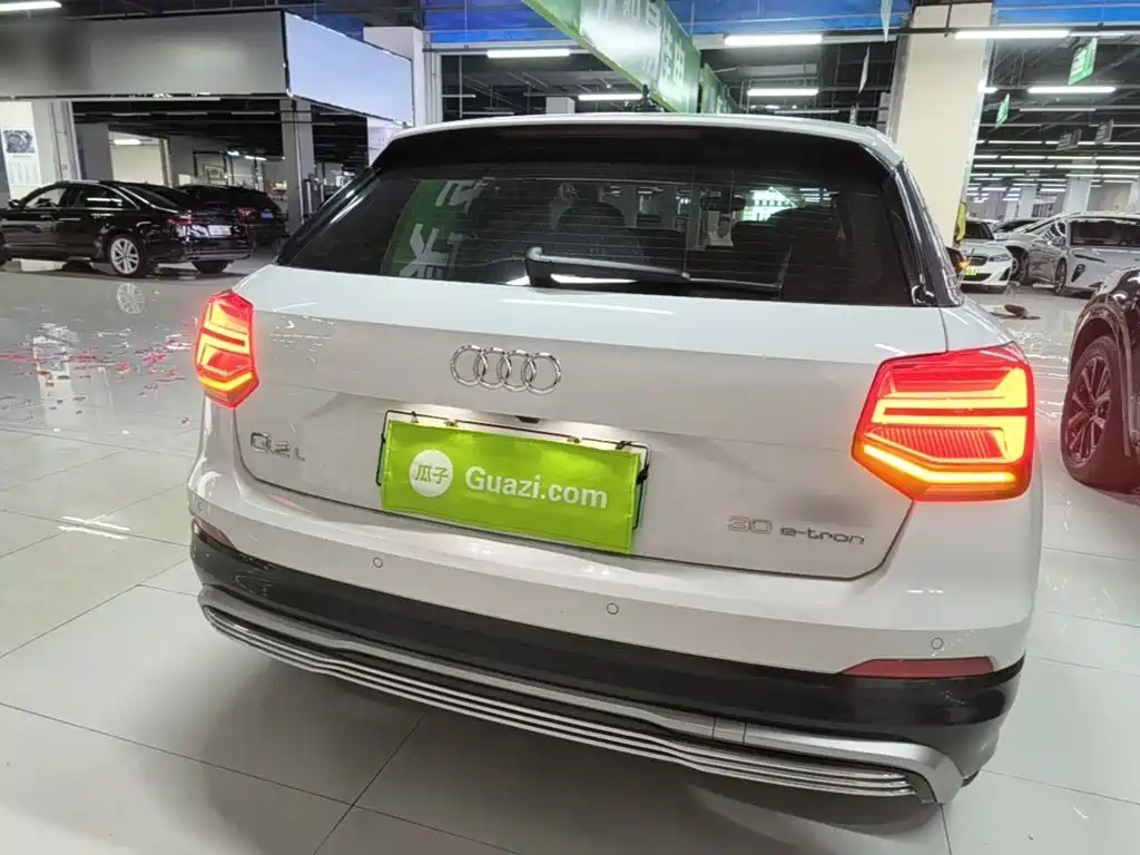 Audi Q2L e-tron — миниатюра 6