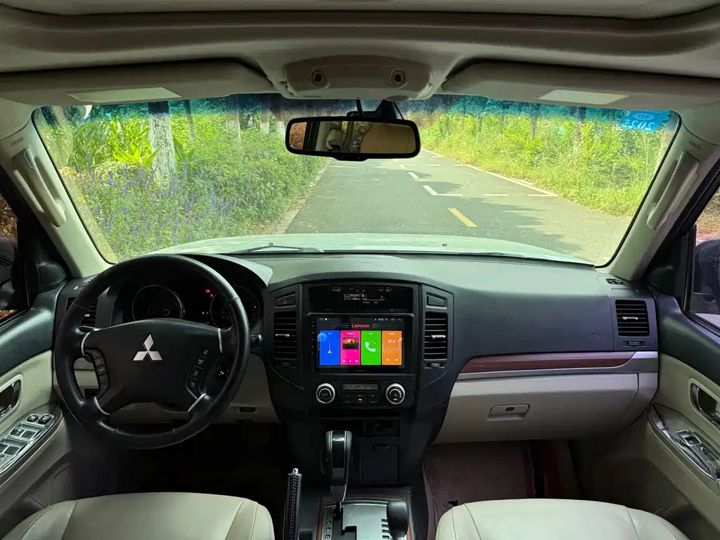 Mitsubishi Pajero (Import) — миниатюра 9