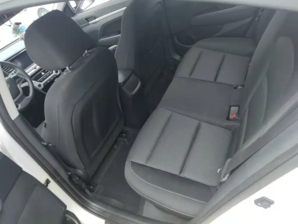 Hyundai Elantra — миниатюра 17