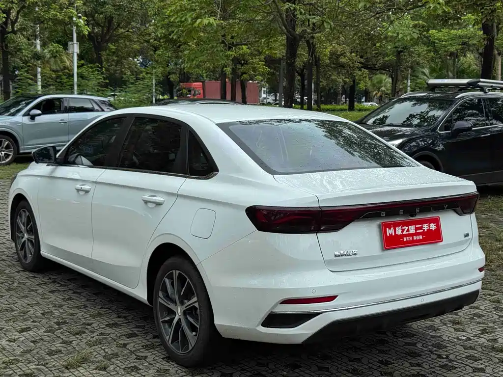 Geely Emgrand 2022 4 1.5L CVT Luxury
