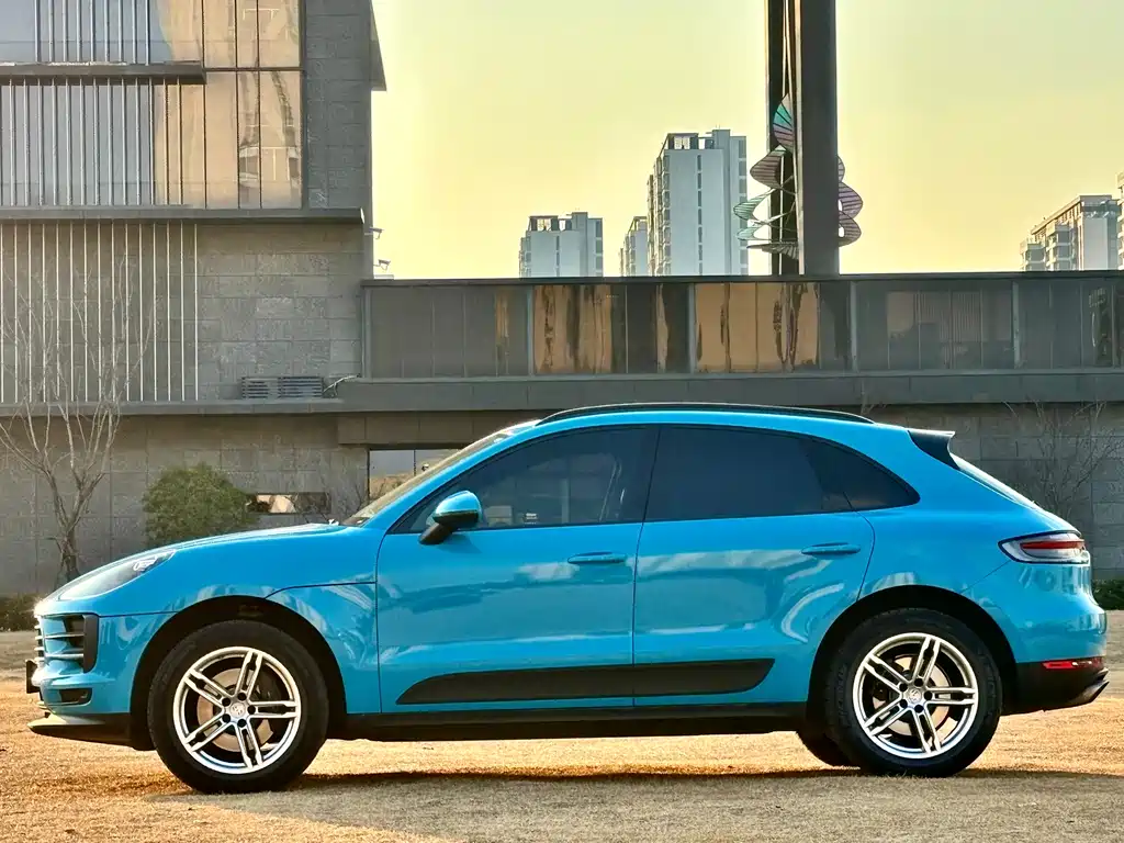 PORSCHE MACAN