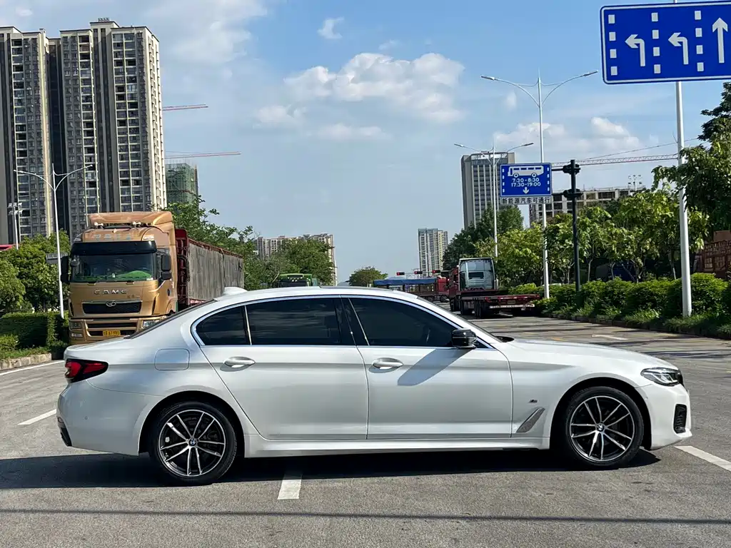 BMW 5 Series — миниатюра 7