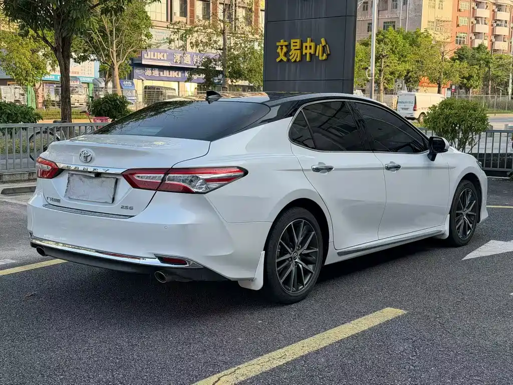 Toyota Camry — миниатюра 3