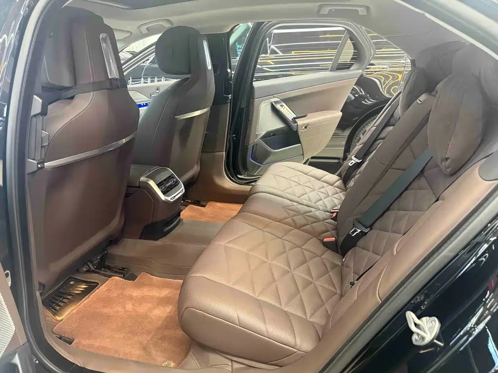 BMW i7 — миниатюра 9