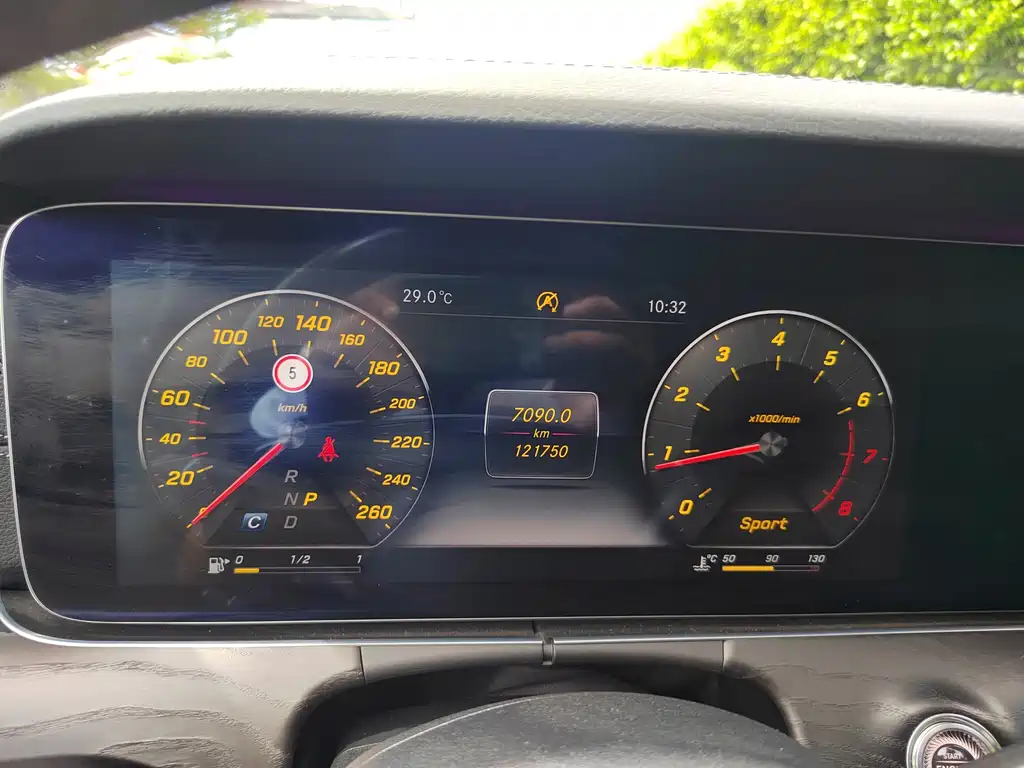 Mercedes-Benz E-Class — миниатюра 8