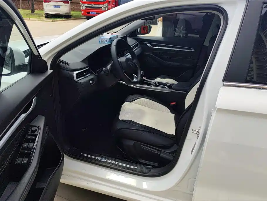 Geely Emgrand 2025 4 1.5L CVT Luxury