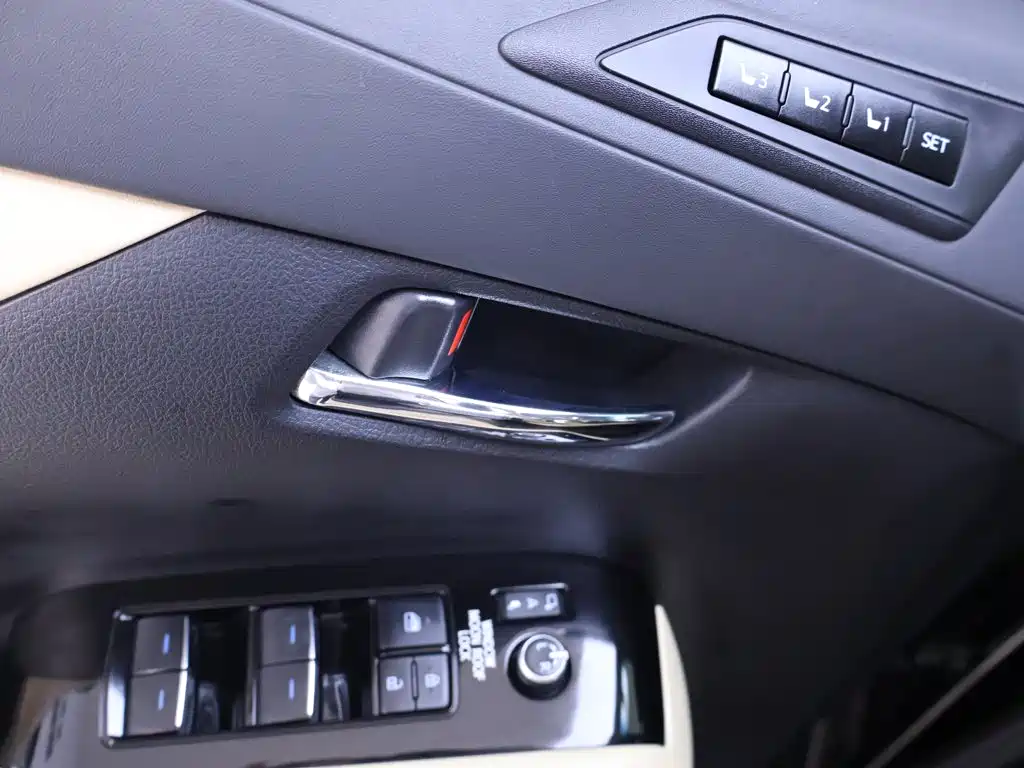 Toyota Alphard — миниатюра 17