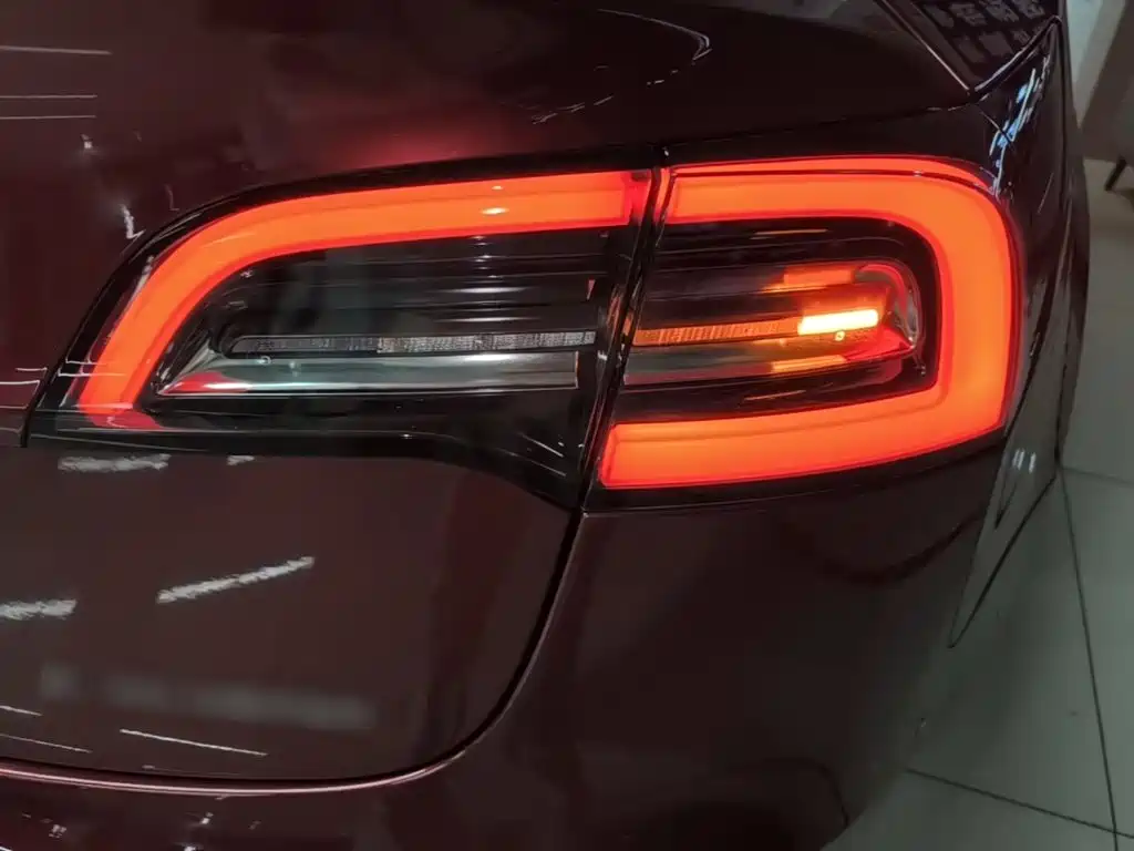 Tesla Model 3 — миниатюра 8