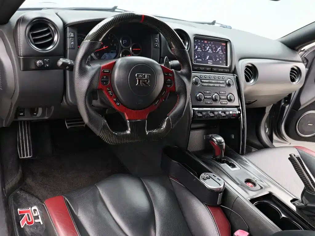 Nissan GT-R — миниатюра 8