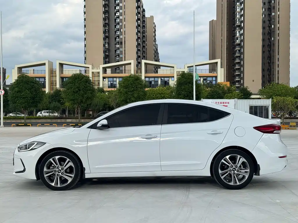 Hyundai Elantra — миниатюра 8