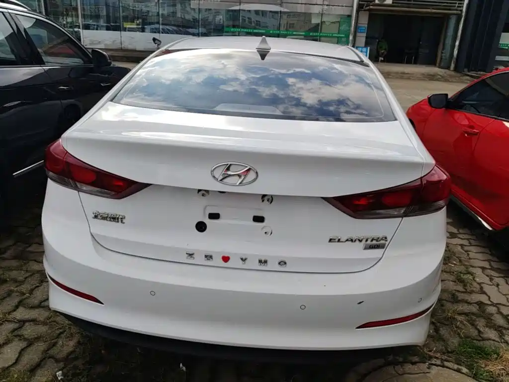 Hyundai Elantra — миниатюра 6