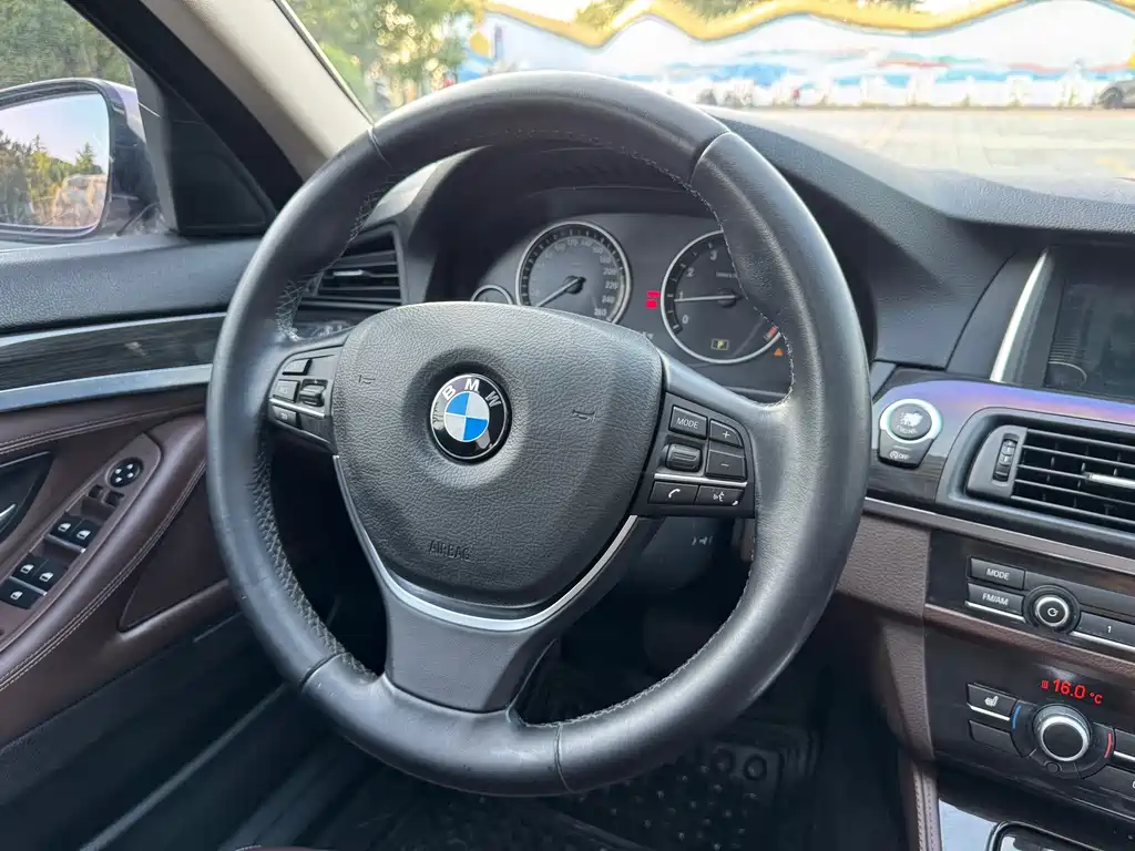 BMW 5 Series — миниатюра 17