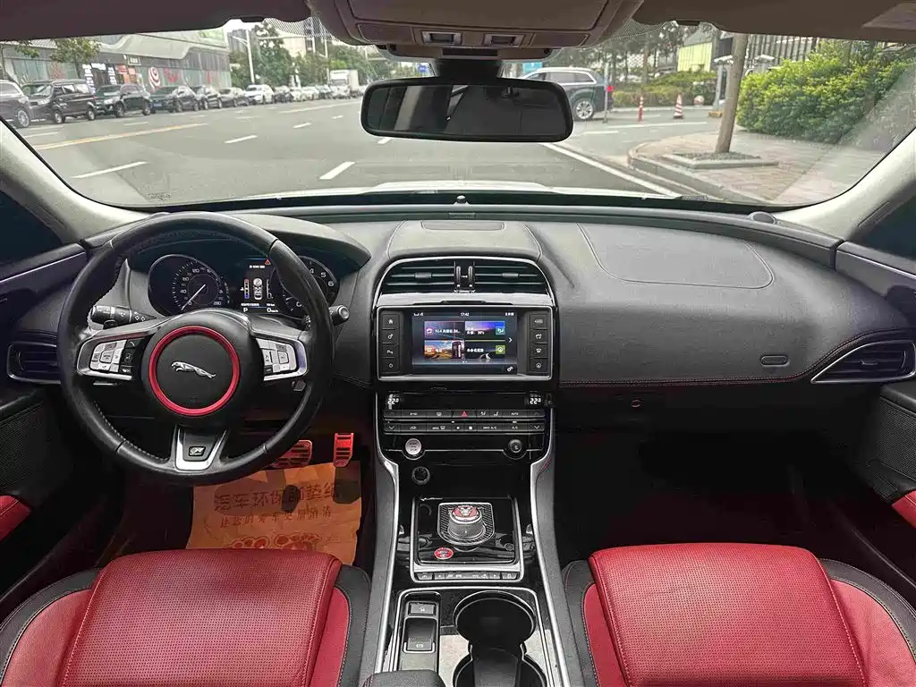 Jaguar XE — миниатюра 5