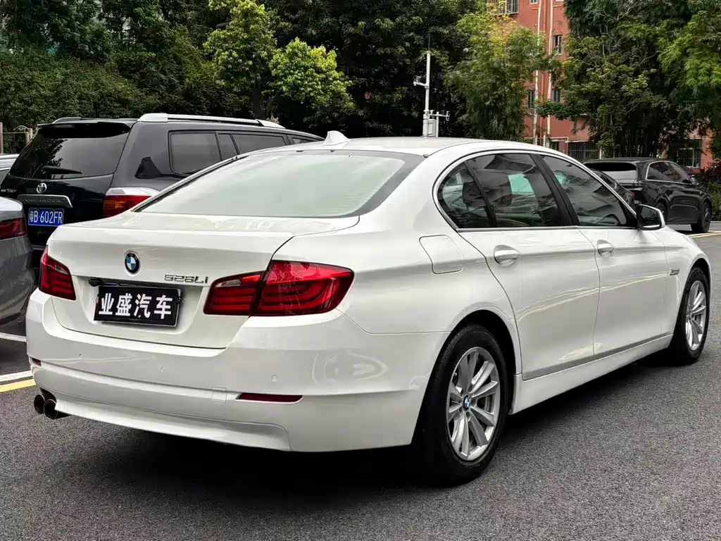 BMW 5 Series — миниатюра 3