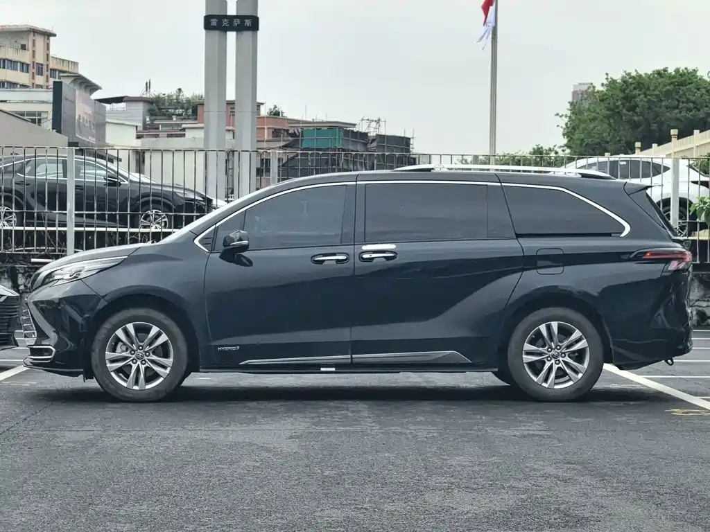 Toyota Sienna — миниатюра 3