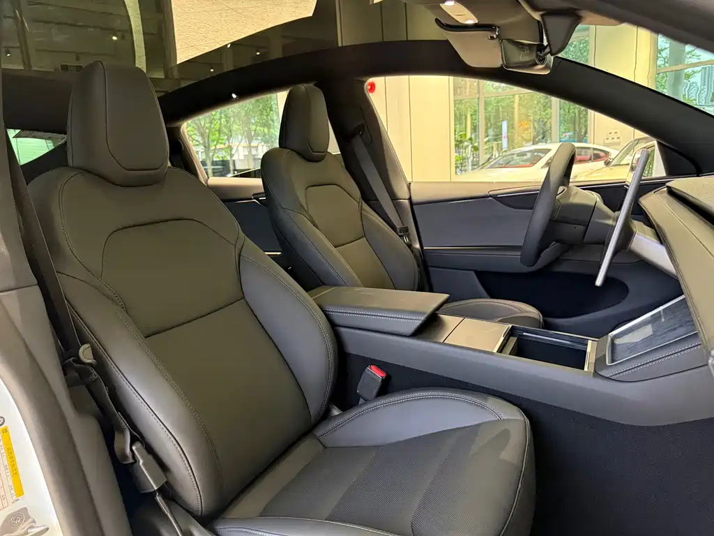 Tesla Model Y — миниатюра 10