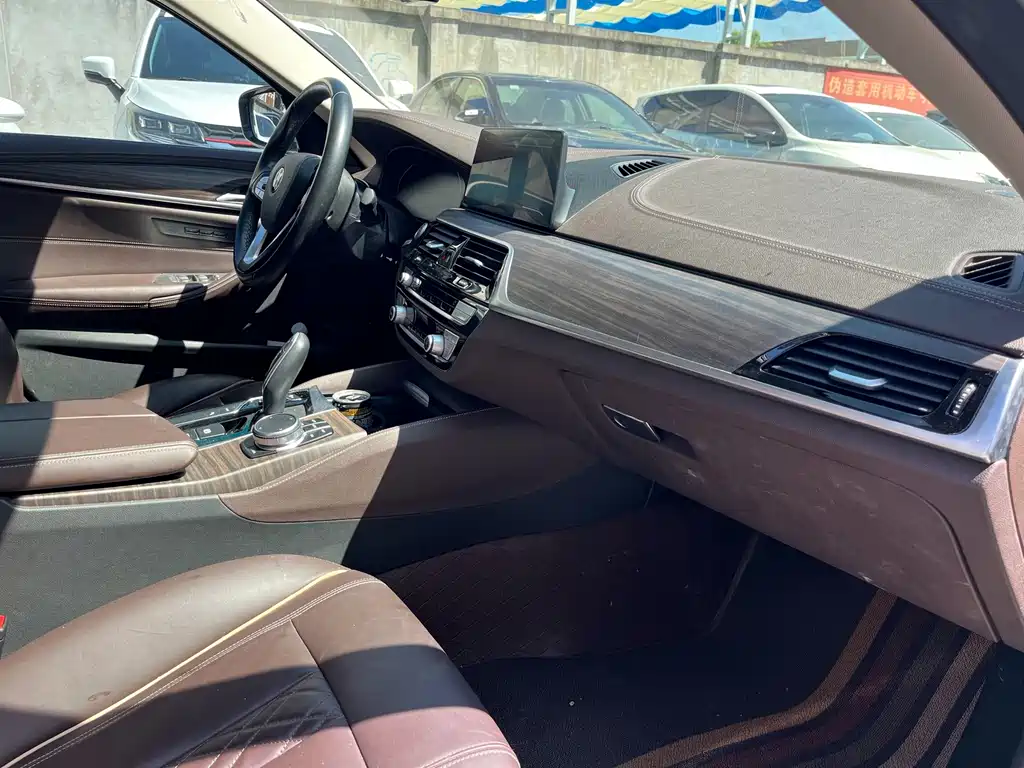 BMW 5 Series New Energy — миниатюра 8