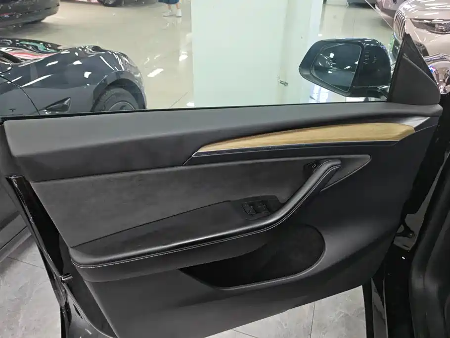 Tesla Model Y — миниатюра 7