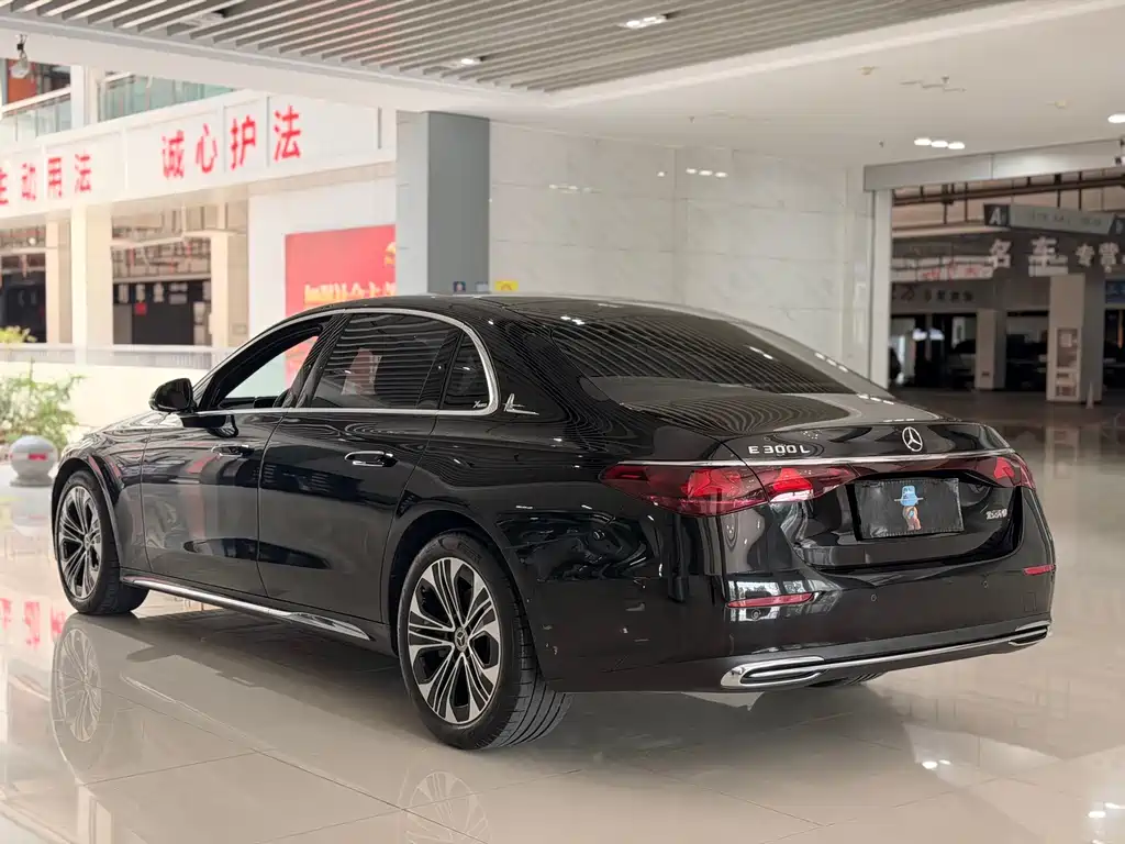 Mercedes-Benz E-Class — миниатюра 11