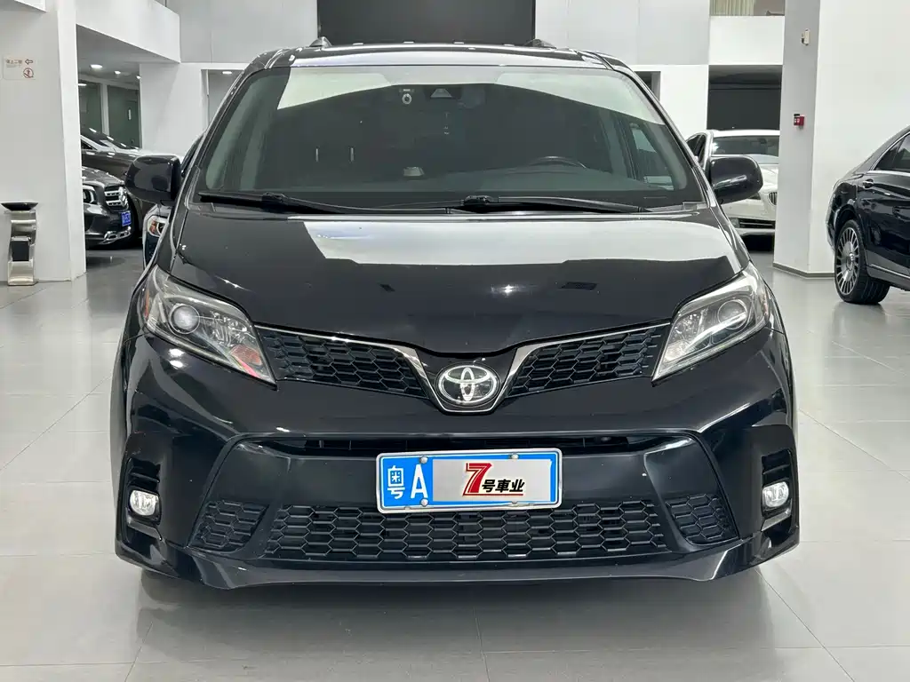 Toyota Sienna — миниатюра 2
