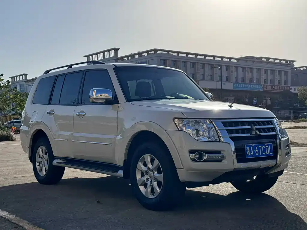 MITSUBISHI PAJERO