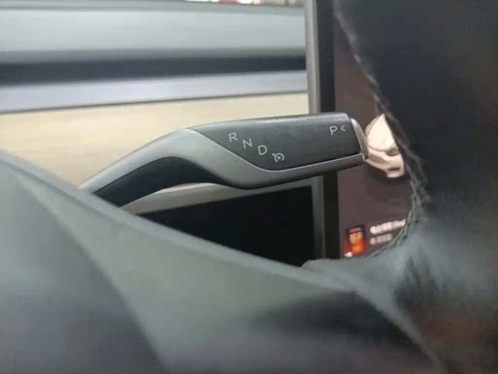 Tesla Model Y — миниатюра 15