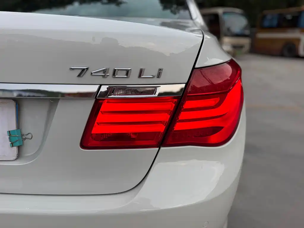 BMW 7 Series — миниатюра 21