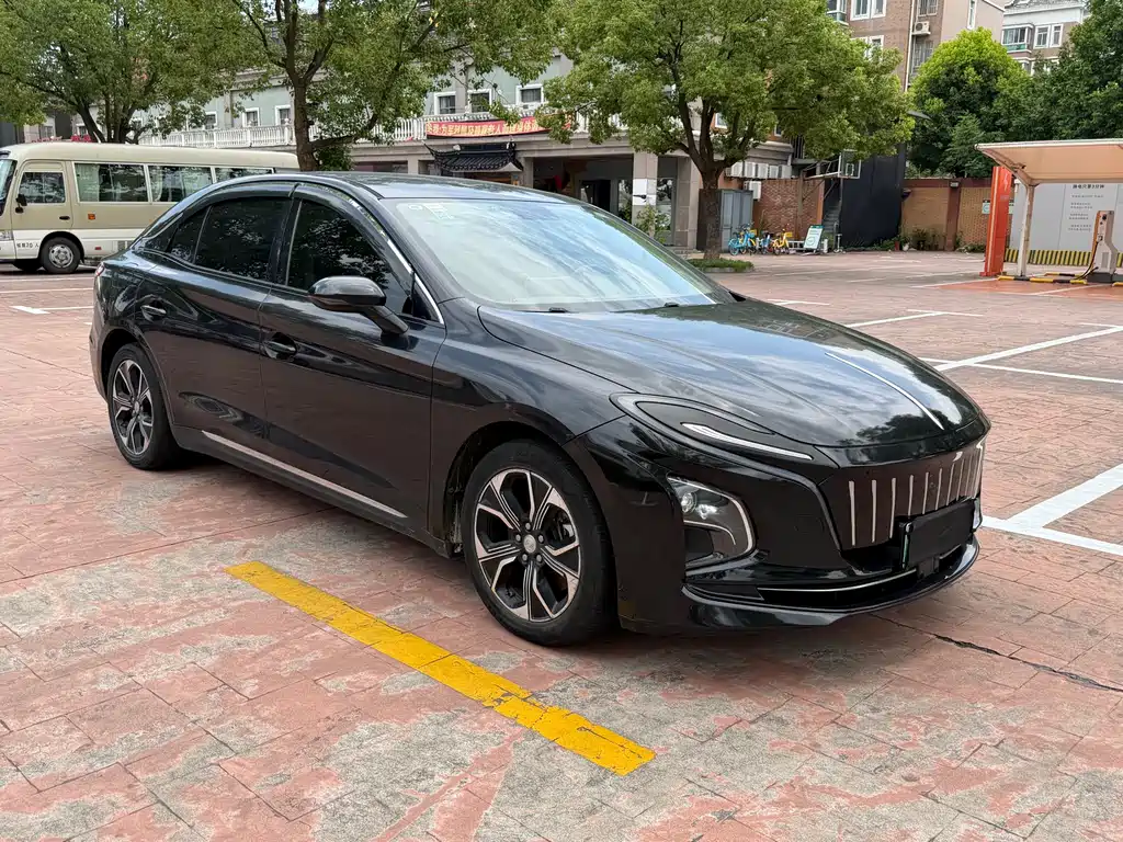 Hongqi E-QM5